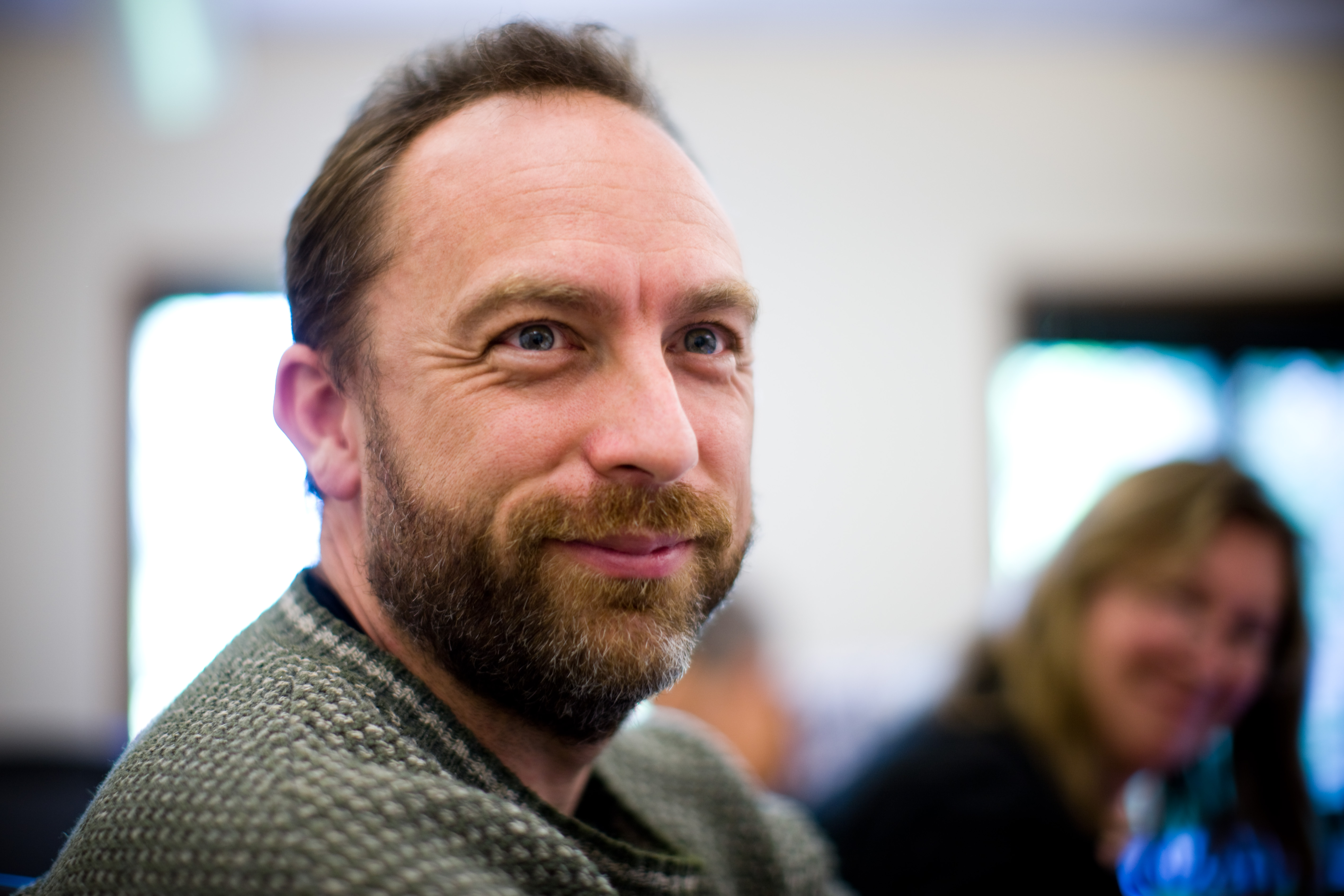 Jimmy Wales (på bilden) startade Wikipedia tillsammans med Larry Singer.