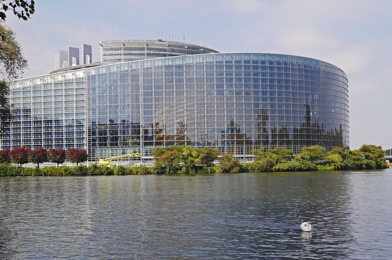 EU-parlamentet ligger i Strasbourg i Frankrike. Där beslutas bland annat om lagar i EU.