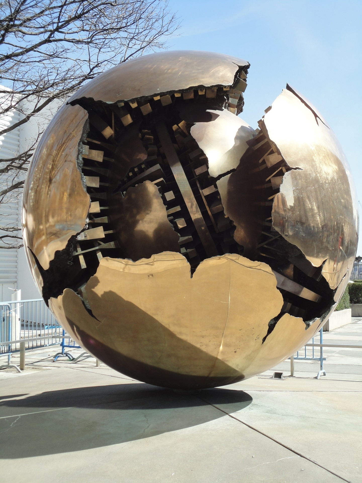 Det finns mycket konst inom FN. Bland annat det här monumentet utanför högkvarteret i New York.