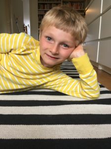 Arvid ligger på en randig matta.