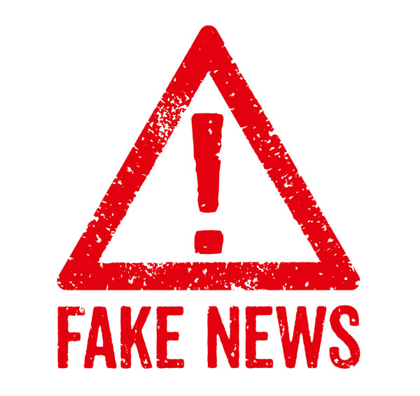 En röd varningstriangel, under syns texten "Fake News".