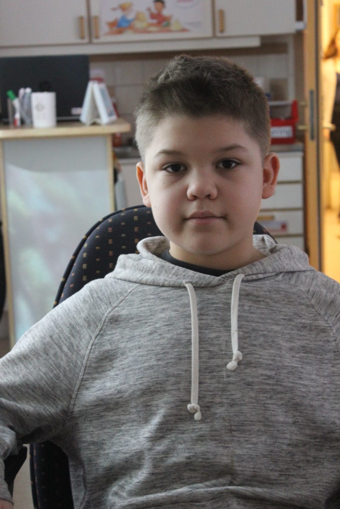 Ivar sitter på en kontorstol. Han har en grå hoodie och kort mörkt håt som står rakt upp i fram.