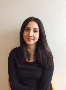 Bild på person med svart tröja och långt hår.