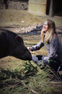 Marie de Colli sitter vid parkens tapir.