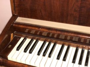 En närbild på pianotangenter.