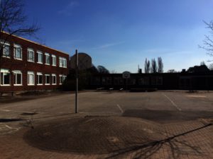 Bild på en tom skolgård.