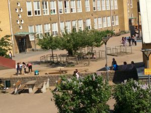 En skolgård med barn ute på rast.