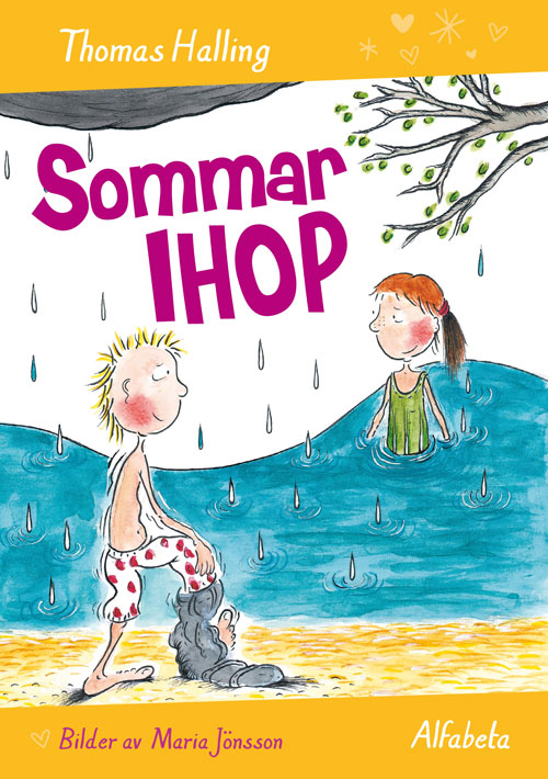 Bokens  omslagär en ritad bild på två barn. Ett badar i en sjö med baddräkt på sig. Det andra barnet står på stranden och håller på att ta av sig sina byxor. Han har kort hår som står taggigt upp. 