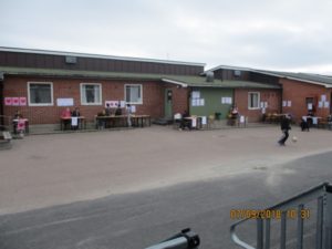 Bild på skolgården när partierna sitter vid sina valstugor i form av bord.