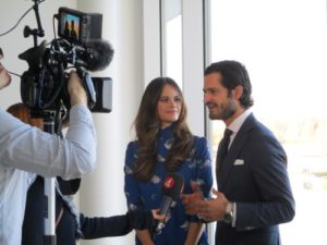 Prinsparet intervjuas av tv.