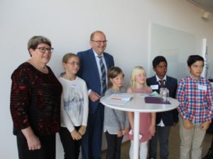 Fem minireportrar fotas med landshövdingeparet.