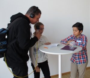 Minireportrarna Julia Moström och Bilal Demiri intervjuas av radio.