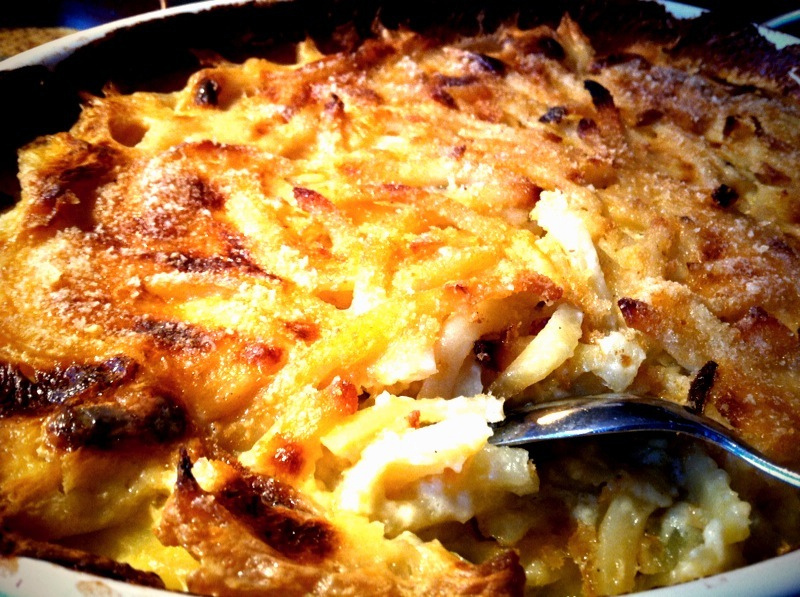 En närbild på en jansson frestelse. Det är en gratäng där potatisen är riven i strimlor och sen lagad i ugnen.