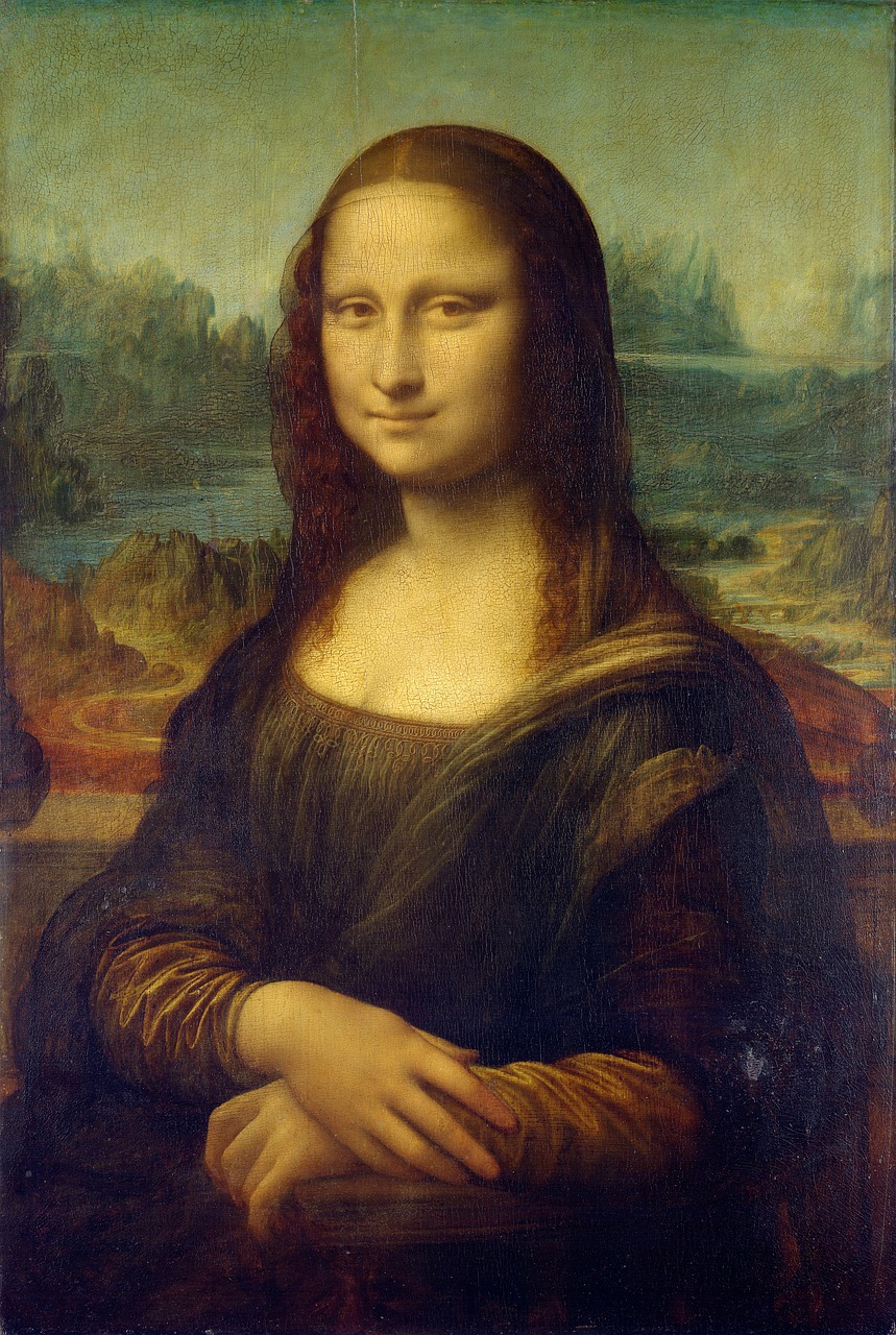 Konstverket mona lisa. Det föreställer en kvinna med mörkt hår och mörka kläder som sitter med armarna i kors. Hon ler ett mystiskt leende.