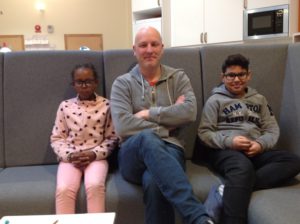 Dennis i soffan med två minireportrar