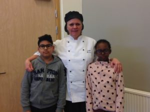 Evan i soffan med två minireportrar