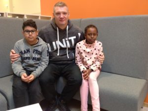 Gregor i soffan med två minireportrar