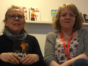 Miakela och Malin i soffan