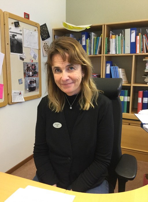 Närbild på Lenita när hon sitter vid sitt skrivbord på sitt kontor.