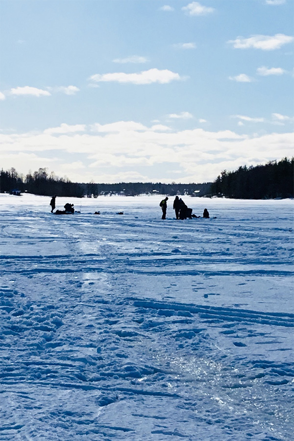 Under måndagen fick 6b på Pitholmsskolan prova på pimpelfiske.