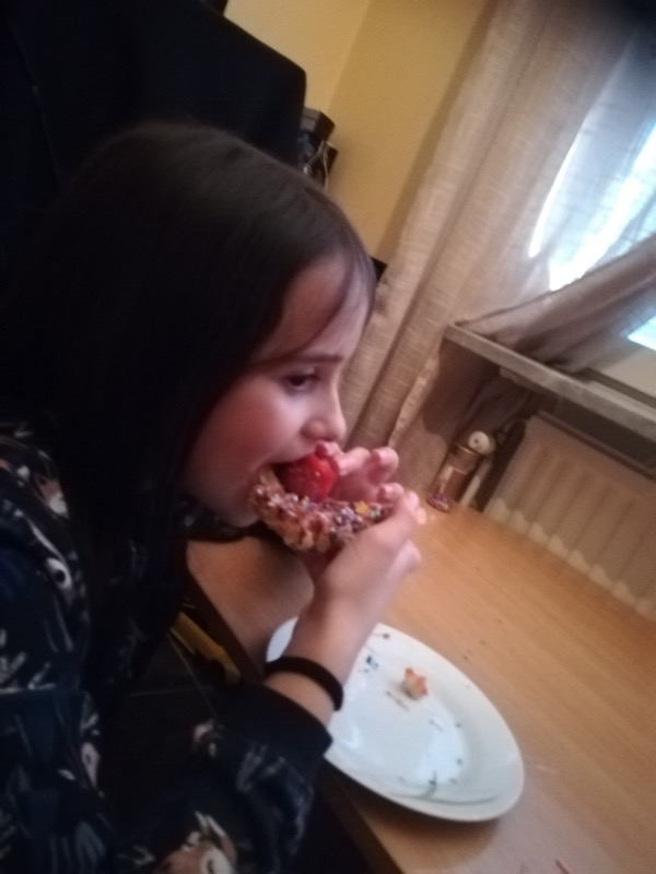 Ett barn äter en våffla.