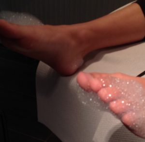 Ett par fötter i fotbad