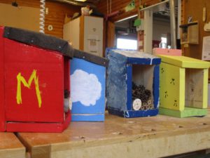 Fyra färgglada bihotell 