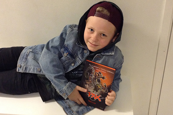 Leo visar upp sin favoritbok Pax