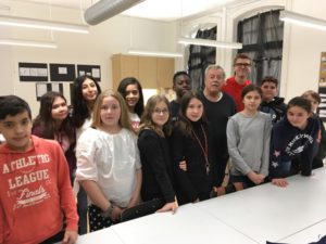 En skolklass och fotografen Pierre Mens i ett klassrum