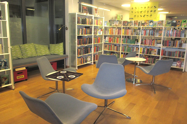 Här är en del av biblioteket, i mitten kan man spela spel.