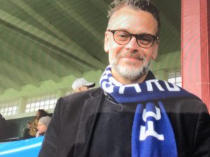 En fotbollssupporter på läktaren