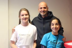 Två minireportrar med en fotbollstränare i Malmö