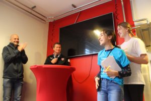 Två minireportrar med en fotbollstränare i Malmö