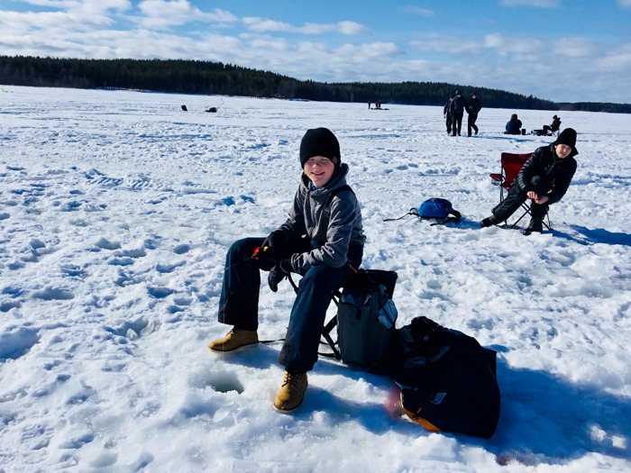 Edvard Nyström sitter på en pall på isen.