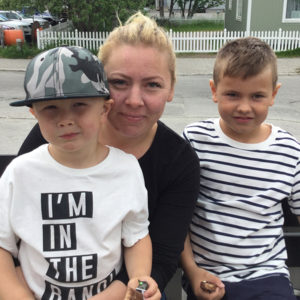 Sofi Hällgren med sönerna Freddy och Harry