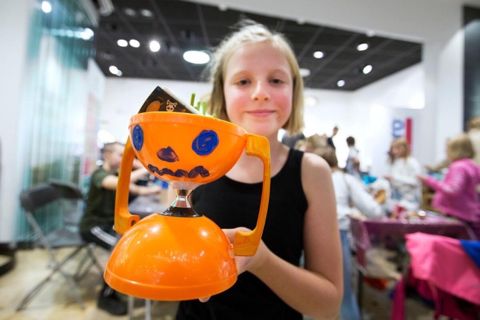 Emma Lyxell visar upp sin halloween-skapelse