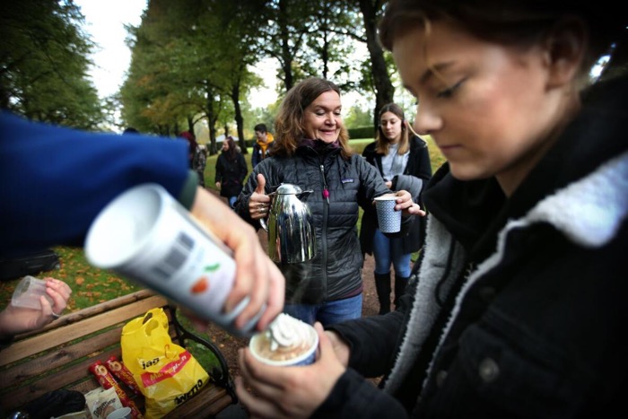 Felicia Bjarred serveras fika ute i naturen