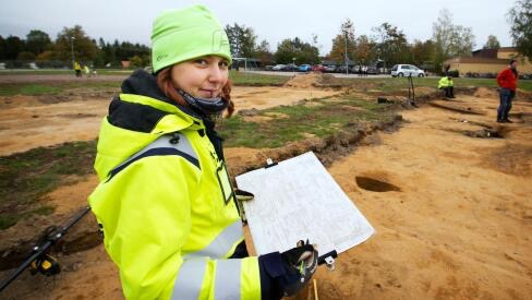 Catherine Andersson Färnsström står framför platsen där utgrävningarna skett.
