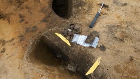 Ett hål i marken efter att man grävt. 