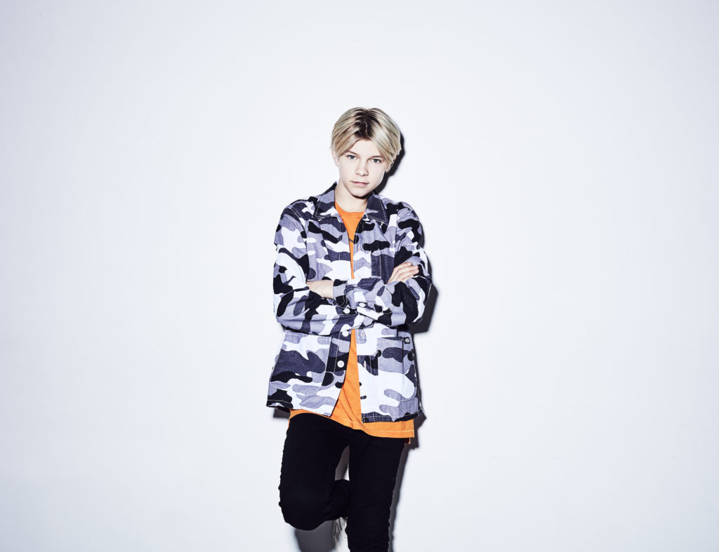 Theoz mot en vit bakgrund