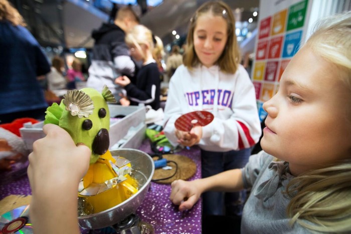 Barn pysslar med halloween-saker