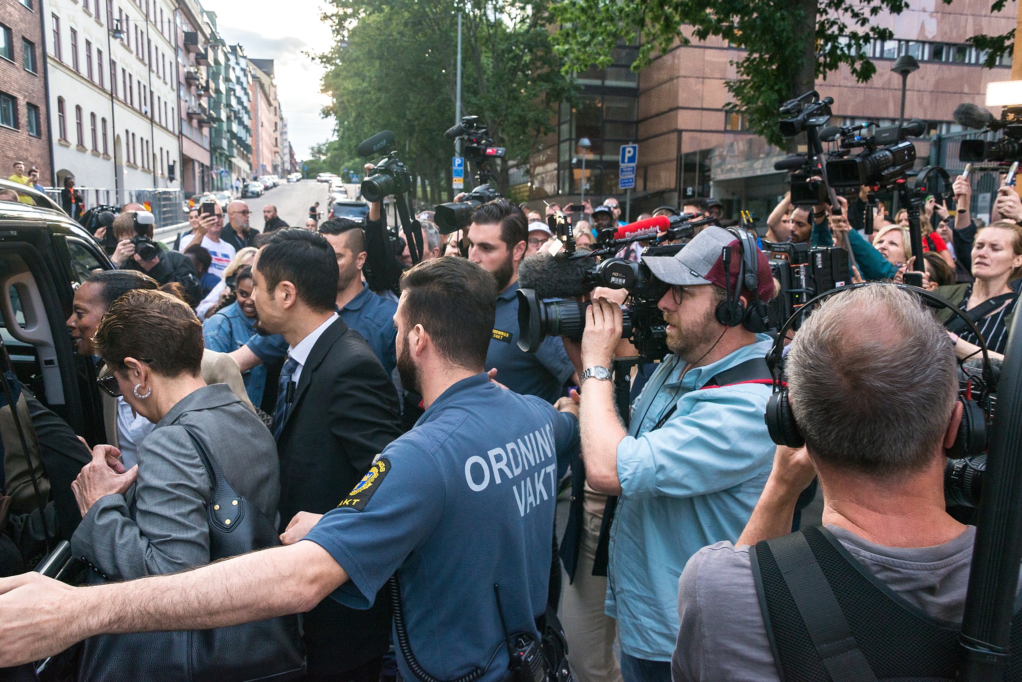 Många journalister när ASAP Rocky släpps fri