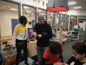 Andreas Arcombe skriver autografer.