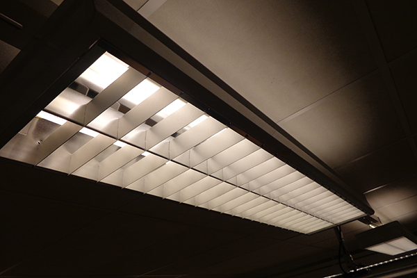 Foto på ett lysrör som sitter i klassrummets tak.