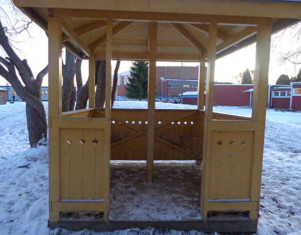Foto på ett lusthus på skolgården som kallas för Gula huset.