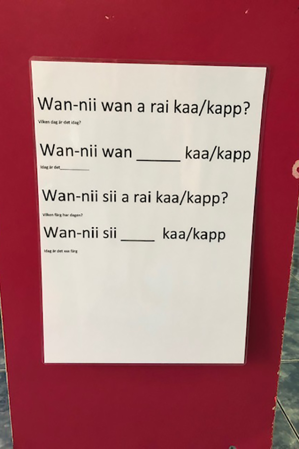 Foto på en tavla med ord på thailändska.