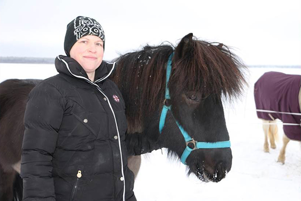 Elin Lindholm tillsammans med en häst.