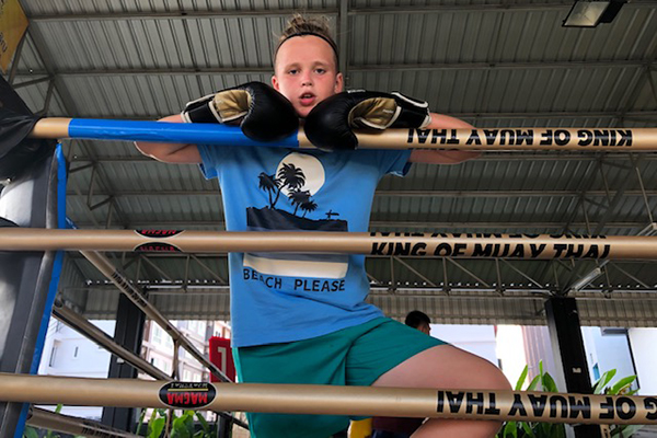 Foto på Oskar i ringen. Han har boxningshandskar på sig.