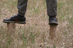 Någon som står på två kubbpjäser