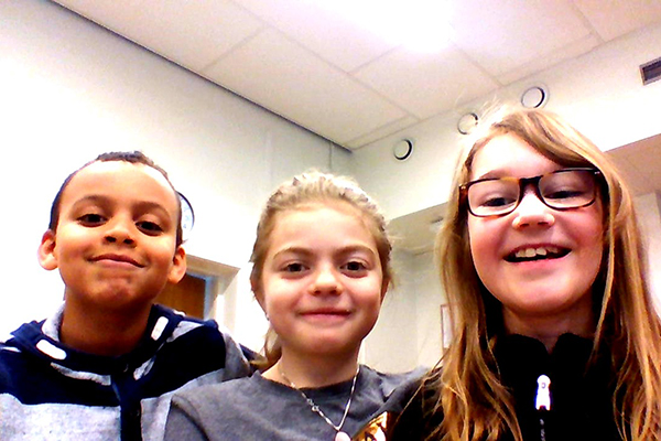 MiniBladets reportrar Issa, Gry och Desirée.